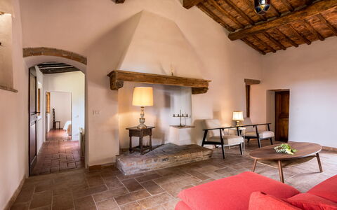 Casa Amelia, Pool, Casole Elsa, Monti: Væg, Møbel, Gulvbelægning, Indretning, Loft, Etage, Hjem, Stol, Værelse, Stue