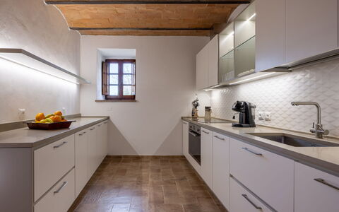 Casa Amelia, Pool, Casole Elsa, Monti: Køkken, Countertop, Gulvbelægning, Indretning, Køkken Apparat, Træ, Køkkenvask, Cabinetry, Loft, Hjem