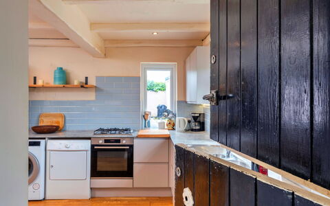 The Breakers: Gulvbelægning, Køkken, Træ, Countertop, Cabinetry, Etage, Køkken Apparat, Indretning, Møbel, Større Bandage