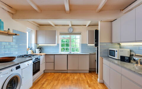 The Breakers: Køkken, Gulvbelægning, Countertop, Indretning, Træ, Større Bandage, Etage, Cabinetry, Køkken Apparat, Loft