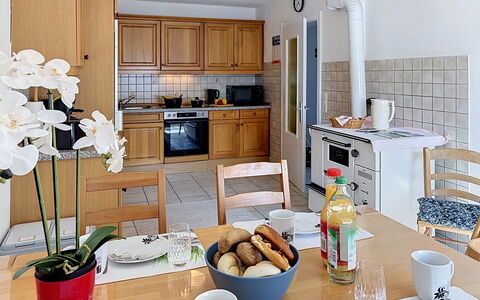 Albert: Møbel, Køkken, Gulvbelægning, Indretning, Countertop, Køkken Apparat, Cabinetry, Træ, Større Bandage, Etage
