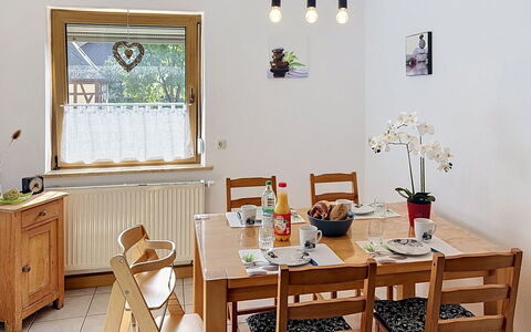 Albert: Møbel, Indretning, Gulvbelægning, Træ, Bord, Spisestue, Stol, Køkken & Spisebord, Etage, Værelse
