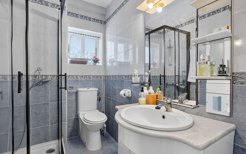 Goya - Mar de Cristal: Badeværelse, Sanitærarmatur, Håndvask, Indretning, Toilet, Badeværelsesvask, Tap, Toiletbræt, Gulvbelægning, Vvs