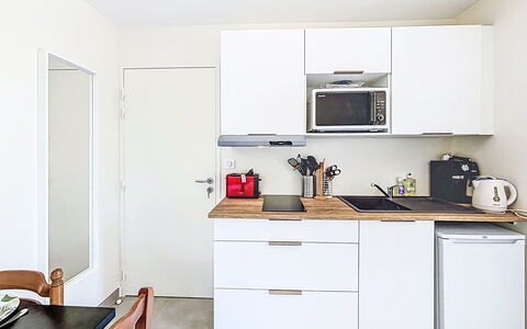 Beg en Aud: Møbel, Køkken, Countertop, Cabinetry, Indretning, Gulvbelægning, Køkken Apparat, Træ, Etage, Større Bandage