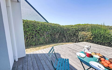 Beg en Aud: Blå, Sollys, Udendørs Møbler, Skygge, Landscaping, Hegn, Hæk, Altan, Eco Hotel, Walkway