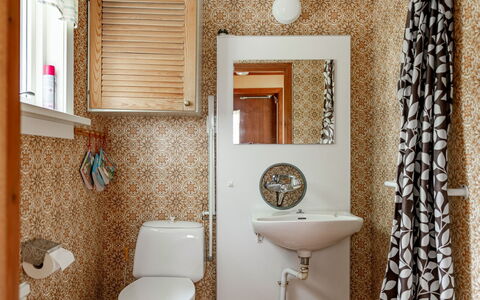 Lantdrömmen: Toiletbræt, Badeværelse, Toilet, Sanitærarmatur, Badeværelsesvask, Indretning, Håndvask, Gulvbelægning, Etage, Vvs