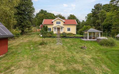 Lantdrömmen: Græs, Bygning, Træ, Hus, Boligområde, Hjem, Busk, Tag, Land Lot