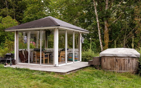 Lantdrömmen: Træ, Tag, Gazebo, Skygge, Garden Bygninger, Have, Udendørs Struktur, Pavilion, Sommerhus, Skur