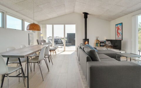 Fromer - 800M from the Sea: Gulvbelægning, Træ, Loft, Etage, Møbel, Indretning, Trægulve, Køkken & Spisebord, Hjem, Stue