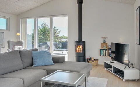 Fromer - 800M from the Sea: Gulvbelægning, Møbel, Etage, Couch, Stue, Hearth, Indretning, Trægulve, Brændeovn, Hjem