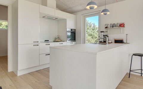 Fromer - 800M from the Sea: Køkken, Countertop, Indretning, Gulvbelægning, Køkken Apparat, Etage, Møbel, Cabinetry, Loft, Træ