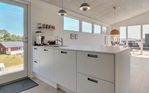 Fromer - 800M from the Sea: Træ, Køkken, Gulvbelægning, Countertop, Etage, Indretning, Loft, Hjem, Cabinetry, Lysarmatur