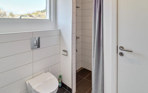 Fromer - 800M from the Sea: Væg, Gulvbelægning, Sanitærarmatur, Badeværelse, Etage, Toilet, Indretning, Toiletbræt, Vvs, Tap