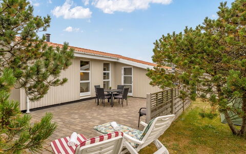 Jale - 300M from the Sea: Hjem, Dør, Sommerhus, Estate, Gård, Skygge, Sidespor, Veranda, Design, Bejdse