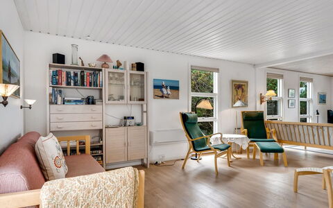 Jale - 300M from the Sea: Møbel, Indretning, Gulvbelægning, Etage, Trægulve, Træ, Loft, Couch, Værelse, Stue