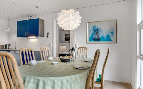 Jale - 300M from the Sea: Møbel, Indretning, Lysarmatur, Loft, Gulvbelægning, Træ, Spisestue, Lysekrone, Stol, Etage