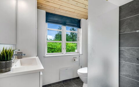 Söffren - 450M to the Fjord: Sanitærarmatur, Gulvbelægning, Badeværelse, Etage, Indretning, Vvs, Tap, Håndvask, Toilet, Loft