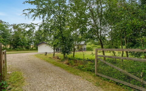Söffren - 450M to the Fjord: Træ, Busk, Landdistrikt, Sommerhus, Have, Sti, Skygge, Jord, Lawn, Indkørsel