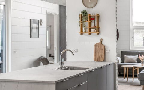Filippine - 800M from the Sea: Møbel, Gulvbelægning, Countertop, Køkken, Træ, Indretning, Køkken Apparat, Etage, Cabinetry, Husholdningsapparat