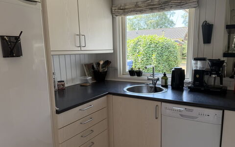 Alkmar - from the Sea: Køkken, Countertop, Cabinetry, Køkken Apparat, Indretning, Gulvbelægning, Sanitærarmatur, Tap, Møbel, Køkkenvask