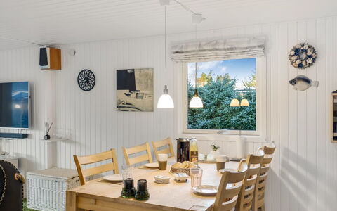 Alkmar - from the Sea: Møbel, Træ, Indretning, Loft, Gulvbelægning, Spisestue, Bord, Etage, Værelse, Køkken & Spisebord