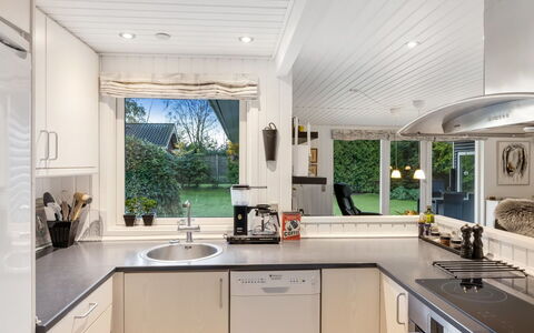 Alkmar - from the Sea: Køkken, Countertop, Køkken Apparat, Indretning, Cabinetry, Loft, Gulvbelægning, Møbel, Større Bandage, Husholdningsapparat
