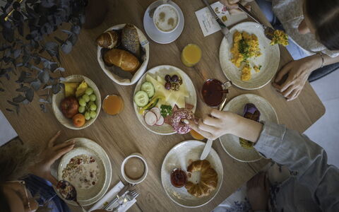Viehhofen 1: Mad, Bordservice, Ingrediens, Tallerkner, Bord, Serveware, Plade, Møbel, Frugt