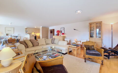 Résidence Mila N°2: Møbel, Indretning, Gulvbelægning, Etage, Couch, Loft, Træ, Værelse, Stue, Bord