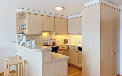Résidence Mila N°2: Møbel, Cabinetry, Countertop, Køkken, Træ, Køkken Apparat, Indretning, Gulvbelægning, Etage, Skab