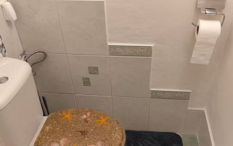 Elizabeth: Toiletbræt, Toilet, Sanitærarmatur, Badeværelse, Etage, Gulvbelægning, Indretning, Vvs, Værelse, Flise