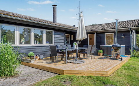 Leve - 300M from the Sea: Træ, Hjem, Hus, Tag, Veranda, Dør, Sommerhus, Dæk, Hårdttræ, Kompositmateriale