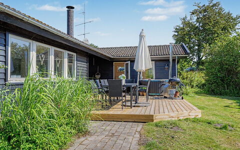 Leve - 300M from the Sea: Træ, Hus, Busk, Tag, Sommerhus, Hjem, Land Lot, Veranda, Bunddække, Skygge