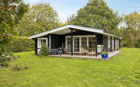 Brynja - 2.5Km from the Sea: Sommerhus, Estate, Lawn, Udendørs Struktur, Gård, Veranda, Garden Bygninger, Stuehus