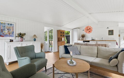 Brynja - 2.5Km from the Sea: Møbel, Indretning, Couch, Gulvbelægning, Træ, Stue, Loft, Etage, Bord, Hjem