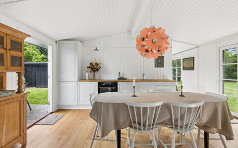 Brynja - 2.5Km from the Sea: Træ, Gulvbelægning, Indretning, Loft, Etage, Møbel, Trægulve, Køkken & Spisebord, Lysarmatur, Spisestue