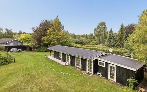 Brynja - 2.5Km from the Sea: Græs, Hus, Hjem, Tag, Sommerhus, Have, Bunddække, Lawn, Estate, Gård