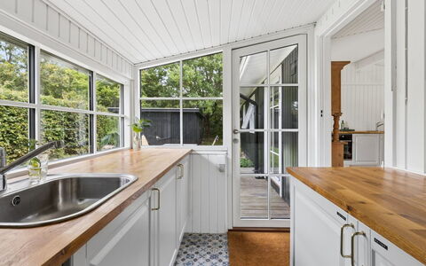 Brynja - 2.5Km from the Sea: Træ, Gulvbelægning, Indretning, Køkken, Hjem, Countertop, Cabinetry, Køkken Apparat, Bejdse, Loft