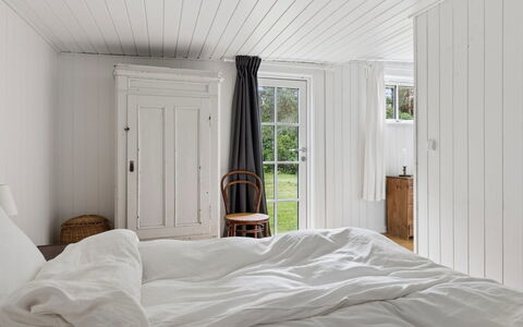 Brynja - 2.5Km from the Sea: Soveværelse, Træ, Indretning, Gulvbelægning, Møbel, Loft, Etage, Seng, Sengetøj, Sengetøj