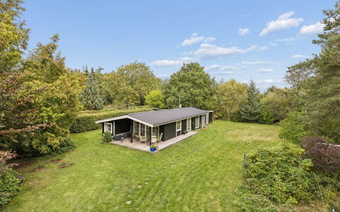 Brynja - 2.5Km from the Sea: Græs, Busk, Hjem, Land Lot, Sommerhus, Bunddække, Estate, Stuehus, Have, Lawn