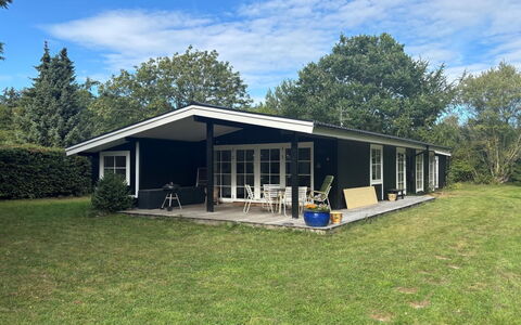 Brynja - 2.5Km from the Sea: Bygning, Hus, Vindue, Hjem, Tag, Boligområde, Busk, Sommerhus, Land Lot