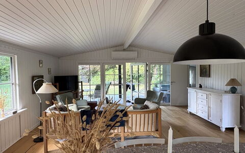 Brynja - 2.5Km from the Sea: Bygning, Hus, Vindue, Hjem, Tag, Boligområde, Busk, Sommerhus, Land Lot