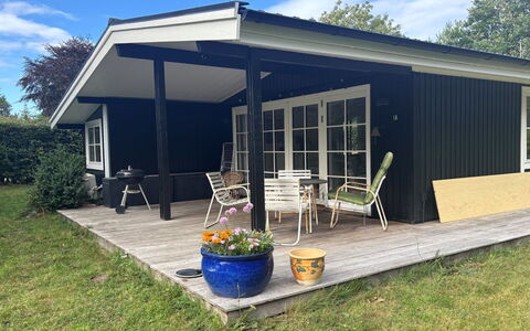 Brynja - 2.5Km from the Sea: Bygning, Hus, Vindue, Hjem, Tag, Boligområde, Busk, Sommerhus, Land Lot