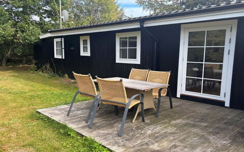 Brynja - 2.5Km from the Sea: Bygning, Hus, Vindue, Hjem, Tag, Boligområde, Busk, Sommerhus, Land Lot