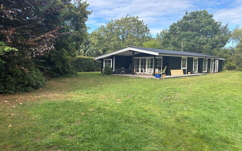 Brynja - 2.5Km from the Sea: Bygning, Hus, Vindue, Hjem, Tag, Boligområde, Busk, Sommerhus, Land Lot