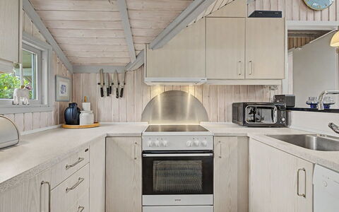 Aleksis - 900M from the Sea: Køkken, Træ, Loft, Countertop, Gulvbelægning, Indretning, Hjem, Køkken Apparat, Etage, Større Bandage