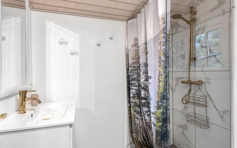 Marjanna - 500M to the Fjord: Indretning, Gulvbelægning, Badeværelse, Sanitærarmatur, Etage, Loft, Vvs, Værelse, Badeforhæng, Toilet