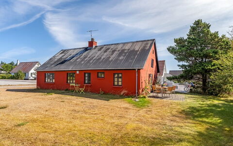 Safir - 1.7Km from the Sea: Himmel, Græs, Tag, Hus, Sommerhus, Landdistrikt, Hjem, Land Lot, Stuehus, Pol