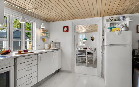 Safir - 1.7Km from the Sea: Køkken, Køkken Apparat, Indretning, Større Bandage, Træ, Countertop, Gulvbelægning, Husholdningsapparat, Loft, Cabinetry