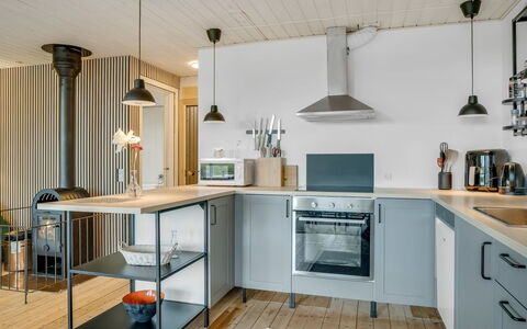 Inola - 400M to the Fjord: Køkken, Møbel, Indretning, Countertop, Køkken Apparat, Gulvbelægning, Træ, Loft, Cabinetry, Lysarmatur