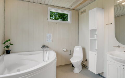 Inola - 400M to the Fjord: Sanitærarmatur, Gulvbelægning, Træ, Etage, Indretning, Loft, Badeværelse, Vvs, Tap, Toilet
